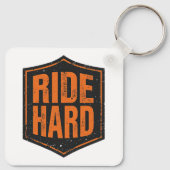 "Ride Hard" Rustic Biker Emblem Sleutelhanger (Achterkant)