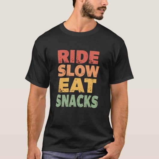 Ride Slow Eat Snacks - Grappig Fietser Quote T-shirt (Voorkant)