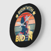 Ridin' met blaas-elastische ijskap-roomretro grote klok (Hoek)