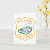 Riding Lawn Mower We Ride At Dawn Funny Lawn Mowin Kaart (Gele Bloem)