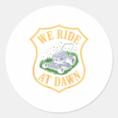 Riding Lawn Mower We Ride At Dawn Funny Lawn Mowin Ronde Sticker (Voorkant)