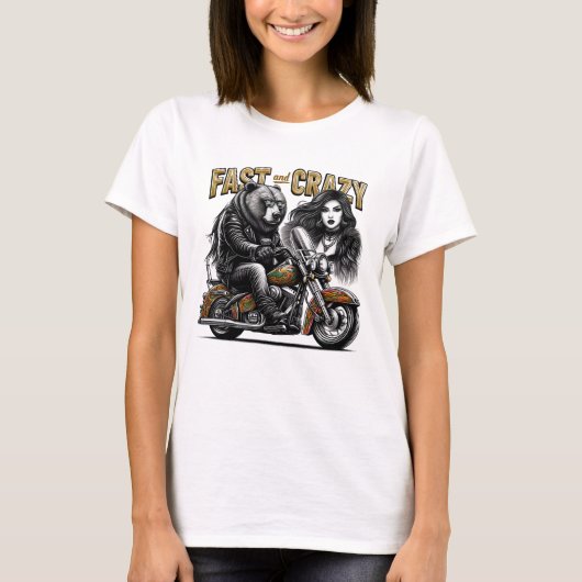 Riding Wild: Vrouw op de motor naast Sasquatch T-shirt (Voorkant)