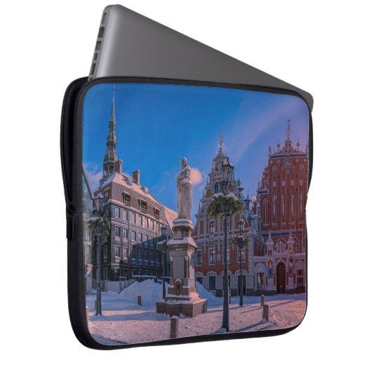Riga Town Hall Square in de winter Laptop Sleeve (Voorkant Rechts)