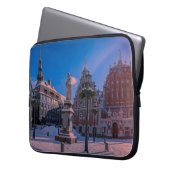 Riga Town Hall Square in de winter Laptop Sleeve (Voorkant Links)