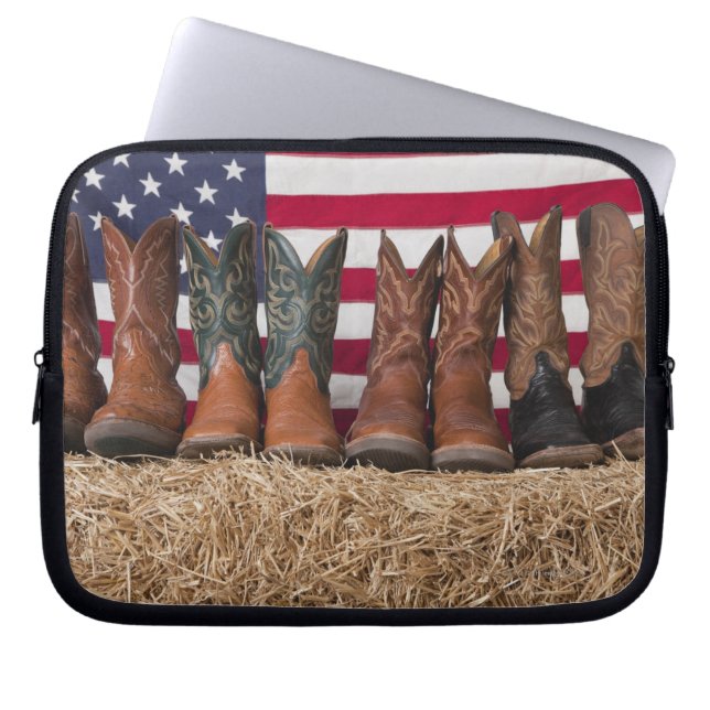 Rij cowboylaarzen op hooiberg laptop sleeve (Voorkant)