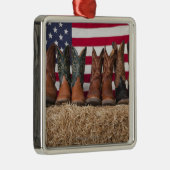 Rij cowboylaarzen op hooiberg metalen ornament (Rechts)