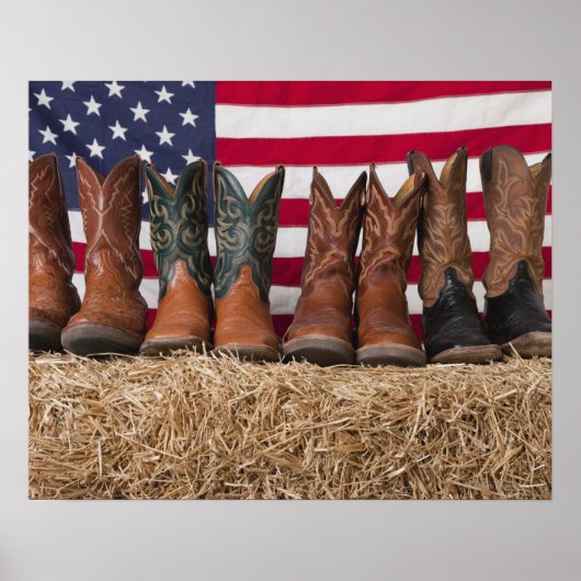 Rij cowboylaarzen op hooiberg poster (Voorkant)