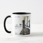 Rij met vrije gewichten in voorgrond en lichaamsbe mok (Links)