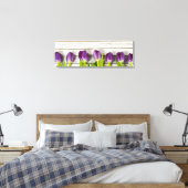rij paarse tulpen op hout canvas afdruk (Insitu (Slaapkamer))