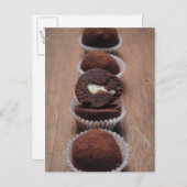 Rij van chocoladetruffels op hout briefkaart (Voorkant / Achterkant)