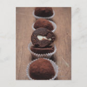 Rij van chocoladetruffels op hout briefkaart (Voorkant)