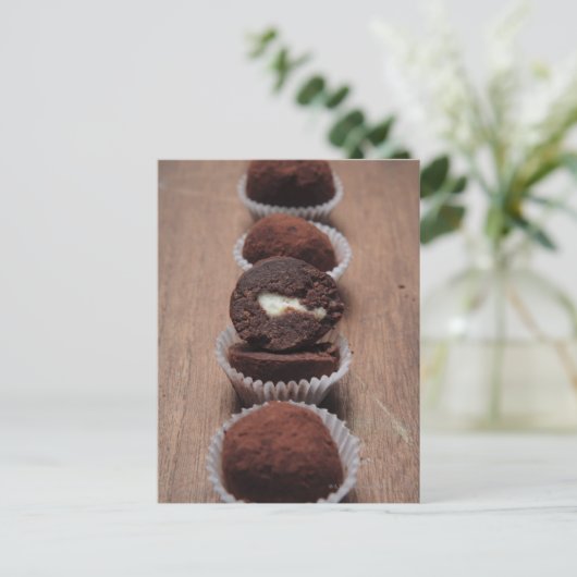 Rij van chocoladetruffels op hout briefkaart (Staand voorkant)