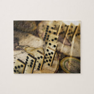 Rij van dominoiën op de oude wereldkaart 2 legpuzzel