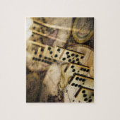 Rij van dominoiën op de oude wereldkaart 2 legpuzzel (Verticaal)