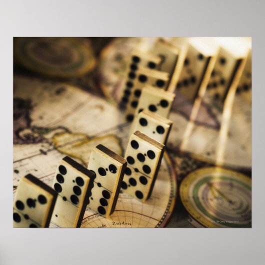 Rij van dominoiën op de oude wereldkaart 2 poster (Voorkant)