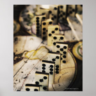 Rij van dominoiën op oude wereldkaart poster