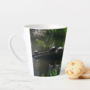 Rij van schildpadden groene natuur foto latte mok