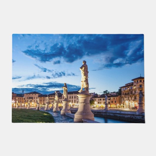 Rij van verlichte beelden in Padova Deurmat (Voorkant)