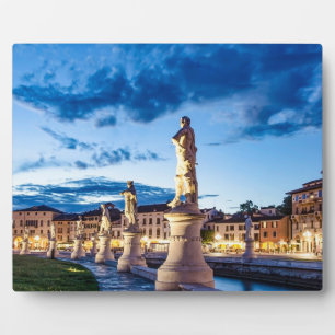 Rij van verlichte beelden in Padova Fotoplaat