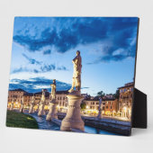 Rij van verlichte beelden in Padova Fotoplaat (Zijkant)