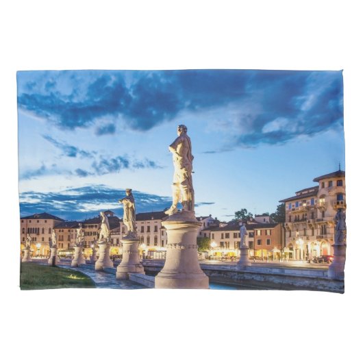 Rij van verlichte beelden in Padova Kussensloop (Voorkant)