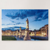Rij van verlichte beelden in Padova Legpuzzel (Horizontaal)