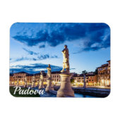 Rij van verlichte beelden in Padova Magneet (Horizontaal)