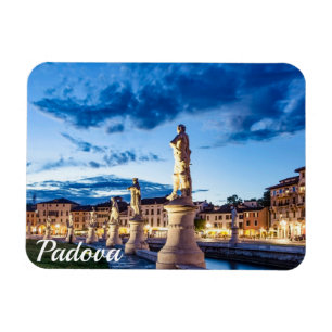 Rij van verlichte beelden in Padova Magneet
