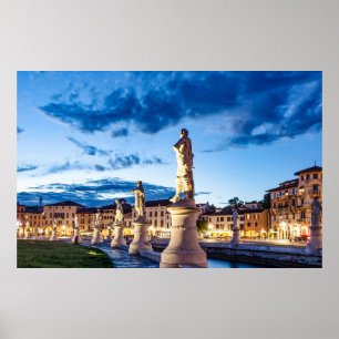 Rij van verlichte beelden in Padova Poster