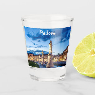 Rij van verlichte beelden in Padova Shot Glas