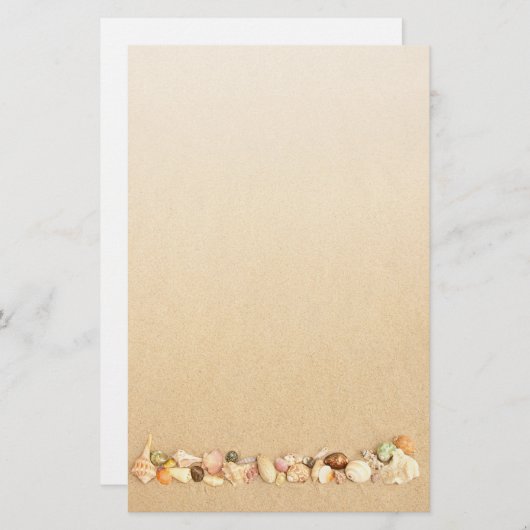 Rij van zeeschelpen op strand zand briefpapier (Voorkant / Achterkant)