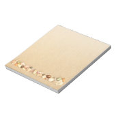 Rij van zeeschelpen op strand zand notitieblok (Linkerzijde)