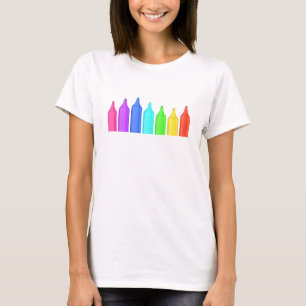 Rij van zeven markeringen in verschillende kleuren t-shirt