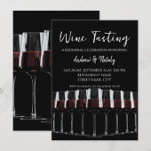Rij wijn glazen met rode wijn op zwart. kaart (Voorkant / Achterkant)