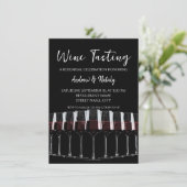 Rij wijn glazen met rode wijn op zwart. kaart (Staand voorkant)