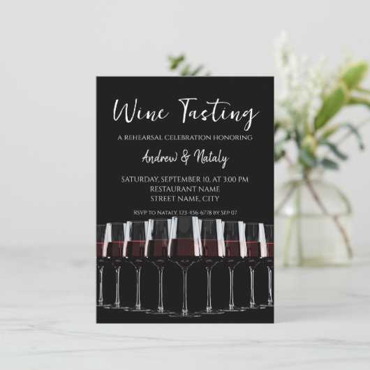 Rij wijn glazen met rode wijn op zwart. kaart (Staand voorkant)