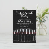 Rij wijn glazen met rode wijn op zwart kaart (Staand voorkant)