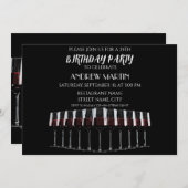 Rij wijn glazen met rode wijn op zwart kaart (Voorkant / Achterkant)