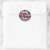 Rijd het Bijzondere: Rode Vintage Auto Ronde Sticker (Tas)