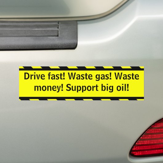 Rijd snel, verspil gas bumpersticker (Op auto)
