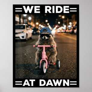 Rijden bij dageraad Grappige wasbeer rijdt driewie Poster