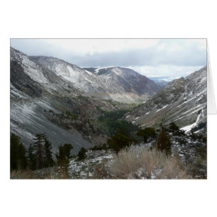 Rijden door de bergen van Snowy Sierra Nevada