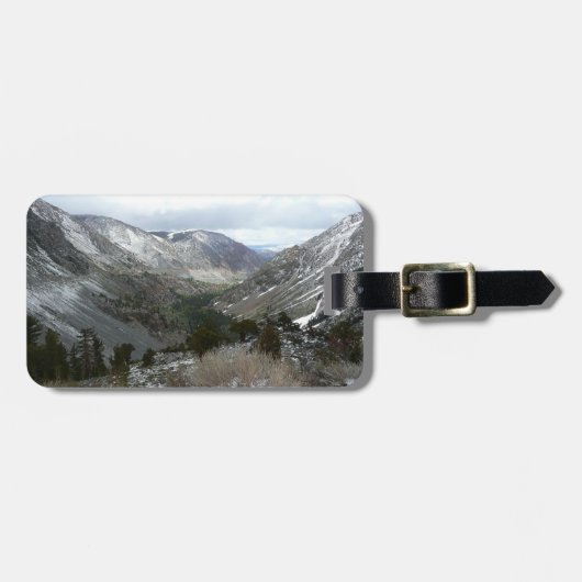 Rijden door de bergen van Snowy Sierra Nevada Bagagelabel (Voorkant horizontaal)