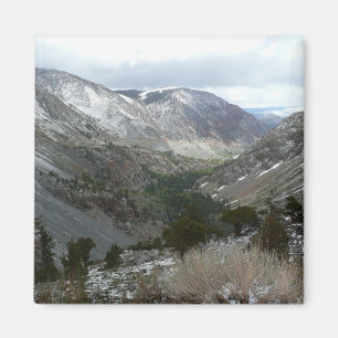 Rijden door de bergen van Snowy Sierra Nevada Magneet