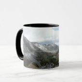 Rijden door de bergen van Snowy Sierra Nevada Mok (Voorkant links)