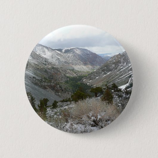 Rijden door de bergen van Snowy Sierra Nevada Ronde Button 5,7 Cm (Voorkant)
