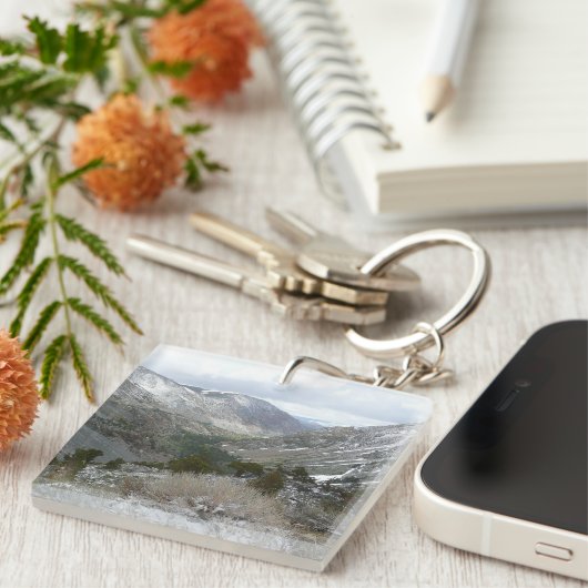 Rijden door de bergen van Snowy Sierra Nevada Sleutelhanger (Voorkant Rechts)