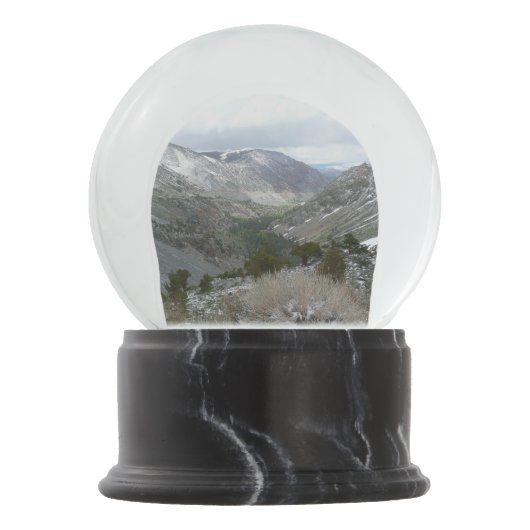 Rijden door de bergen van Snowy Sierra Nevada Sneeuwbol (Voorkant)