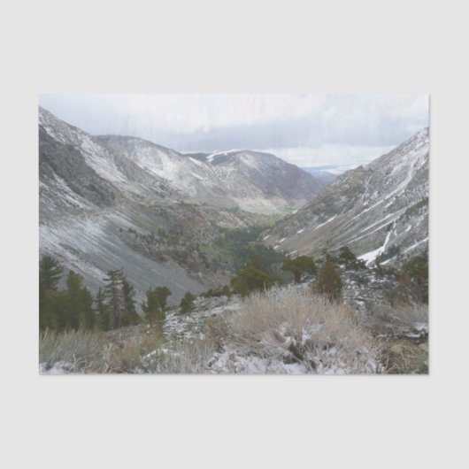 Rijden door de bergen van Snowy Sierra Nevada Tissuepapier (Voorkant)