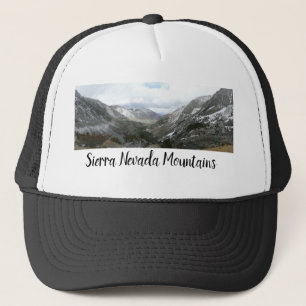 Rijden door de bergen van Snowy Sierra Nevada Trucker Pet